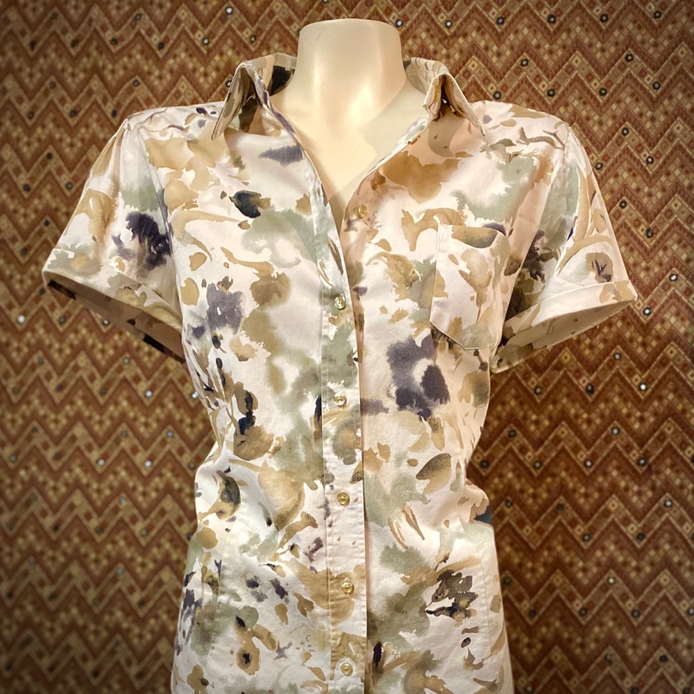 NEW YORK & COMPANY Short Sleeved Camo Button Down